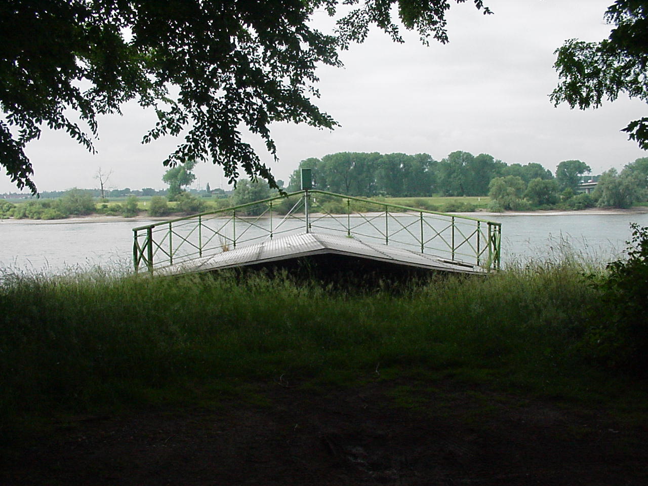 Blick vom Messcontainer ber die Wasserentnahme auf den Rhein